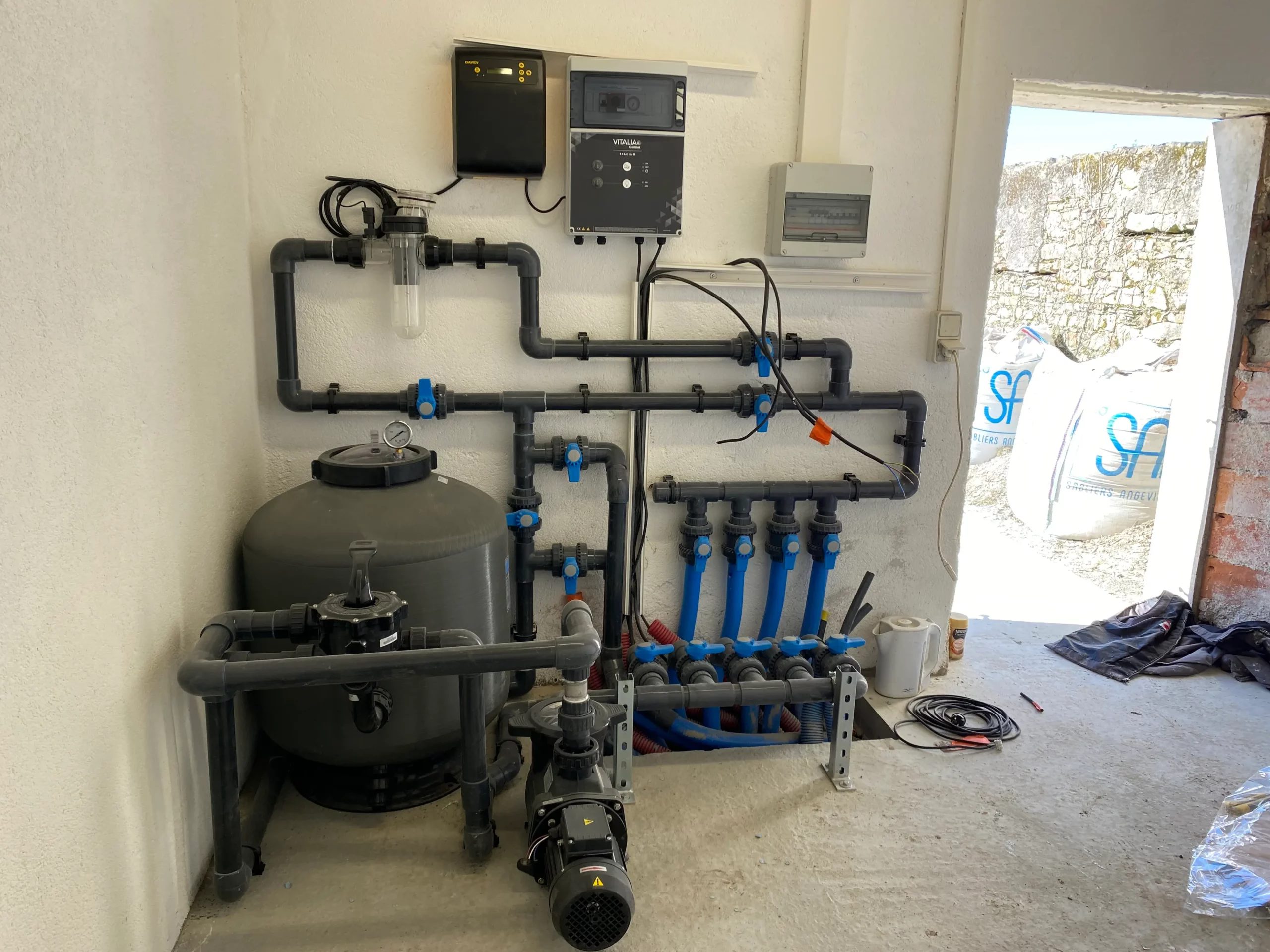 local technique piscine angers