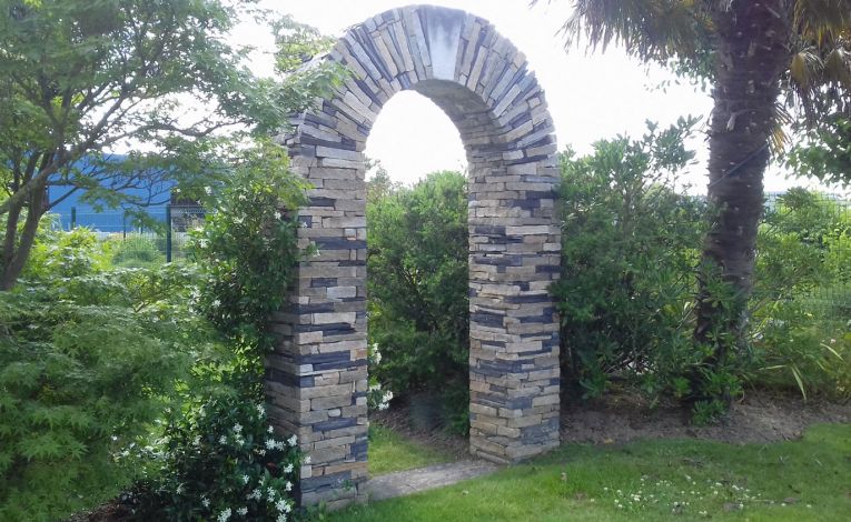 Maçonnerie décorative pour le jardin - Arche de pierre